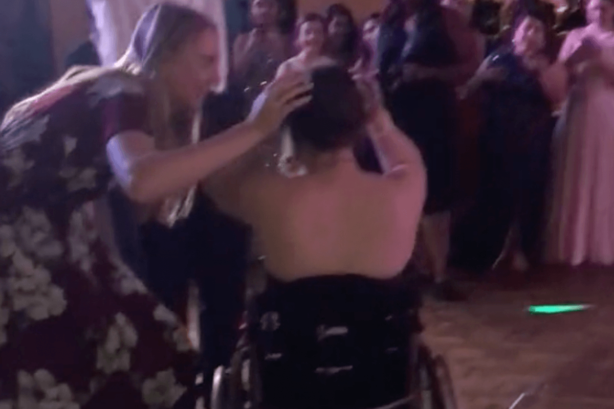 DJ krijgt de wind van voren na ongelukkige nummerkeuze voor meisje in rolstoel (video)