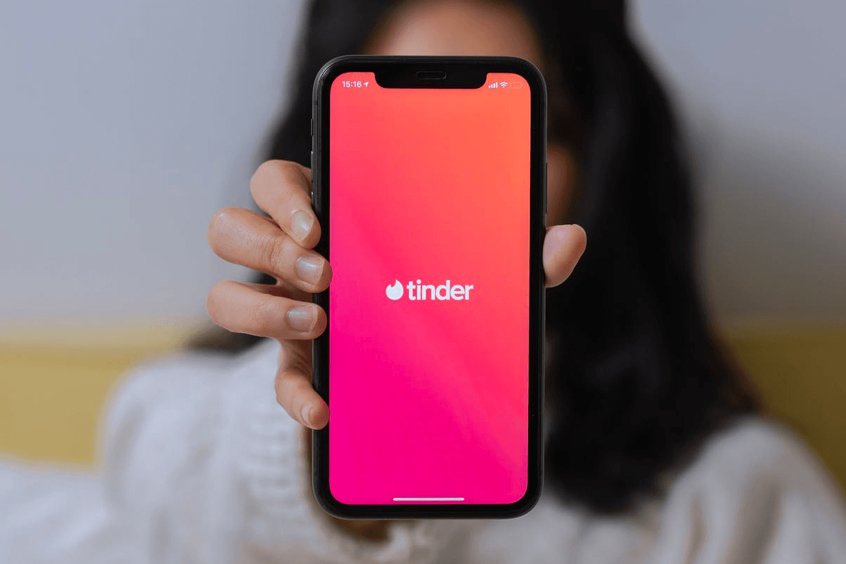 Opvallende stijging op Tinder van rijpere dames die op zoek zijn naar jonge mannen