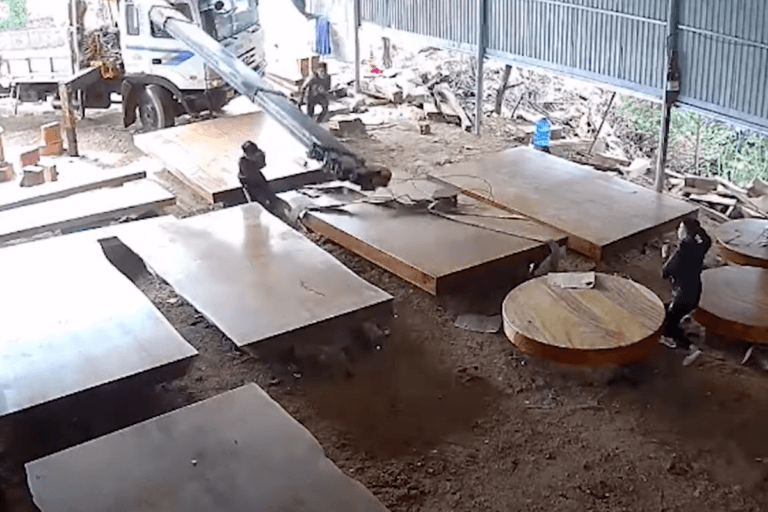 Kraan stort in mekaar en mist arbeiders op een haartje: “OMG, die mannen hebben zoveel geluk!” (video)
