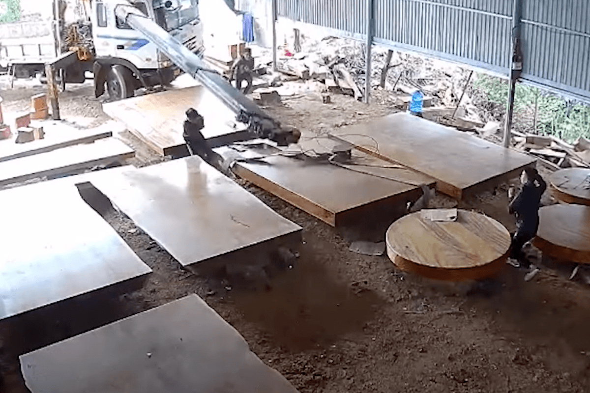 Kraan stort in mekaar en mist arbeiders op een haartje: “OMG, die mannen hebben zoveel geluk!” (video)