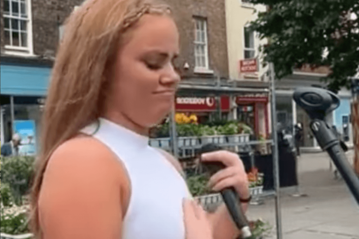 Straatmuzikante in tranen nadat voorbijganger haar droog meegeeft “dat ze het niet heeft” (video)