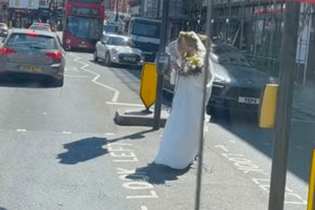 Man is reddende engel voor bruid die alleen aan kant van de weg staat: “Dit is net een filmscène!” (video)