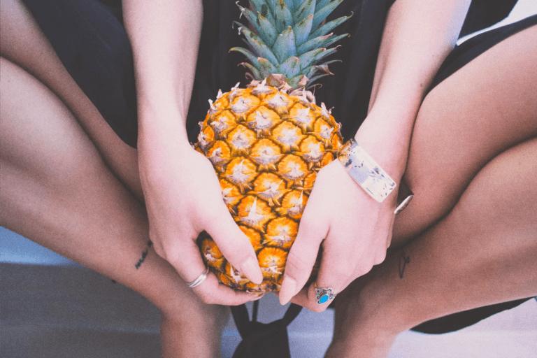 Sekscode ontrafeld: “Dit is wat een omgekeerde ananas subtiel wil zeggen!” (video)
