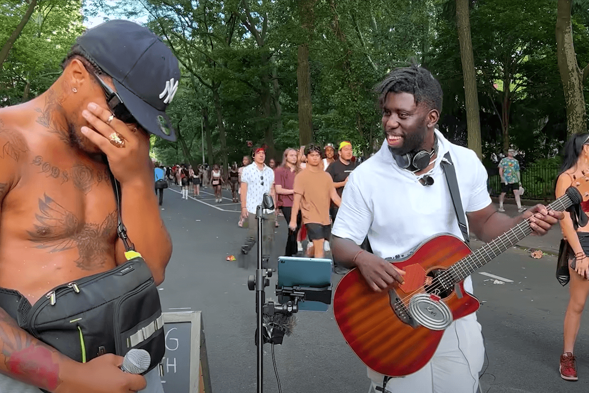 Voorbijganger zingt mee met straatmuzikant en dan gebeurt DIT! (video)