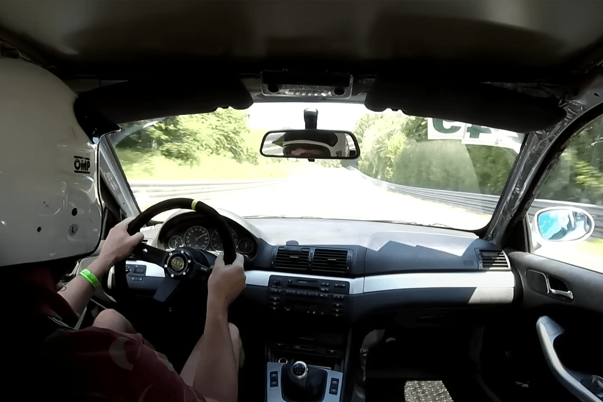 Nederlander crasht zijn BMW aan 150 kilometer per uur op Nürburgring (video)