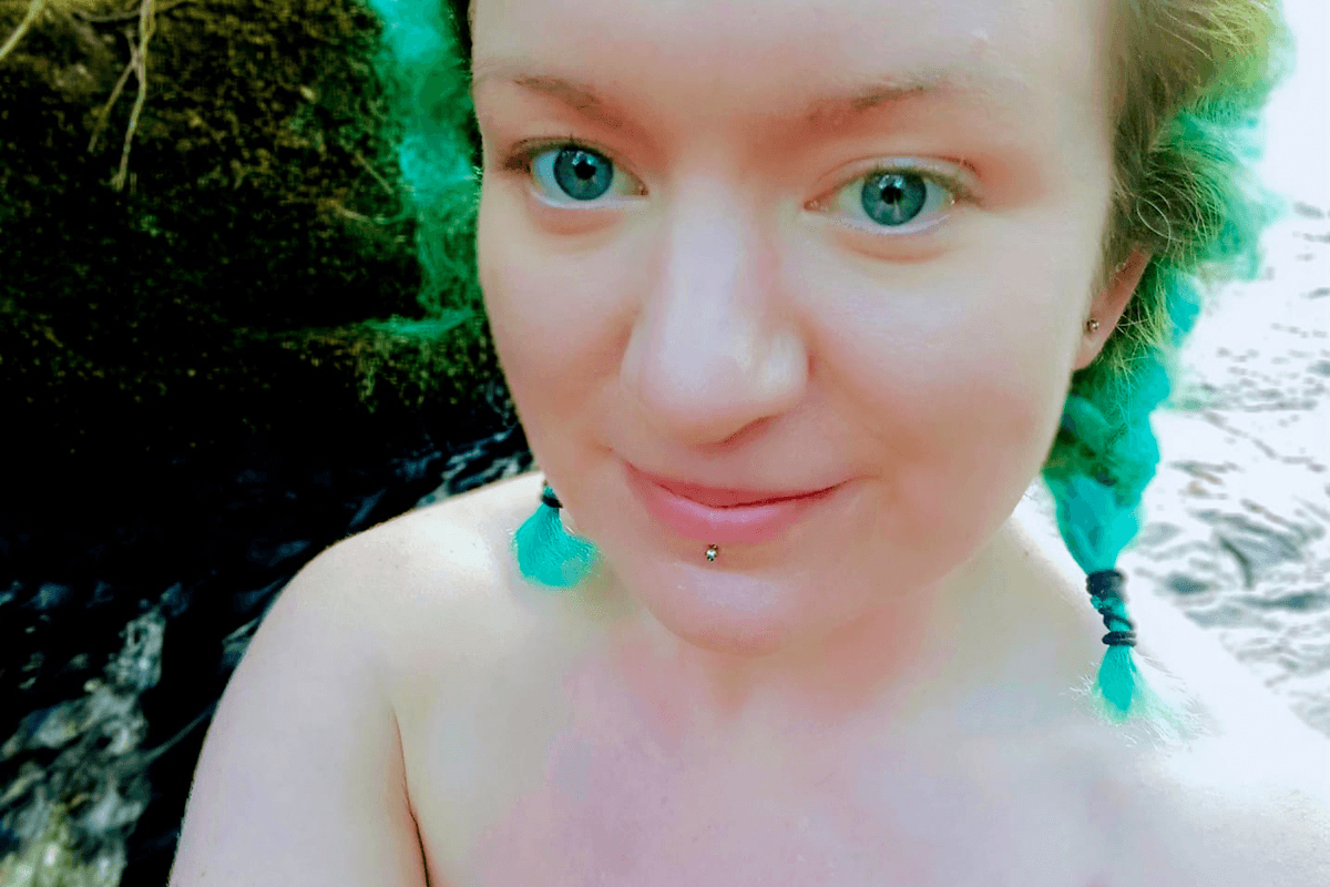 Vrouw kan enkel naakt fietsen: “Met kleren maakt het me heel gespannen” (foto/video)