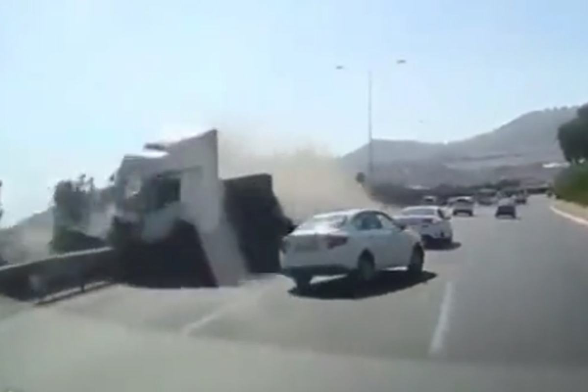 Alerte automobilist weet crashende vrachtwagen NIPT te ontwijken! (video)