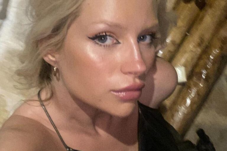 Zus van Kate Moss daagt Instagram uit met reeks PIKANTE foto’s: “Gevaarlijk plaatje!”