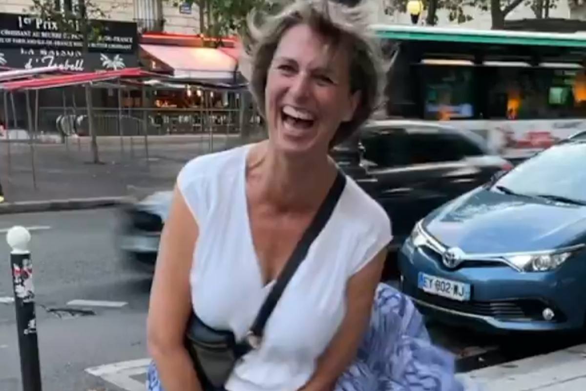 Rok van weervrouw Sabine Hagedoren waait omhoog. Fans reageren: “Veel knapper dan Marilyn Monroe!” (video)