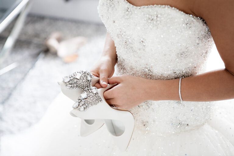 Motief van bruidsjurk zorgt voor verdeeldheid: “Lijkt wel een boze opa!” (foto)