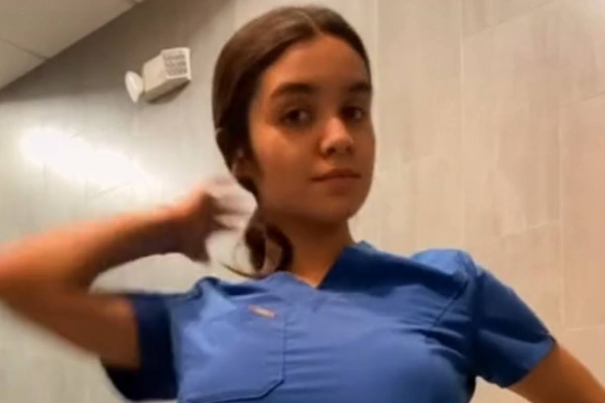 Verpleegster reageert op kritiek over ‘ongepaste’ manier waarop ze haar werkkledij draagt: “Dit is gewoon mijn lichaam!” (foto)