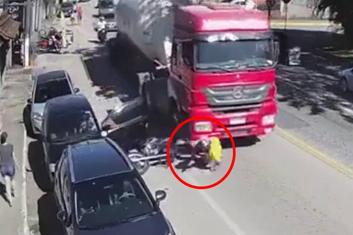 Deze motard mag van veel geluk spreken na HALLUCINANTE crash! (video)