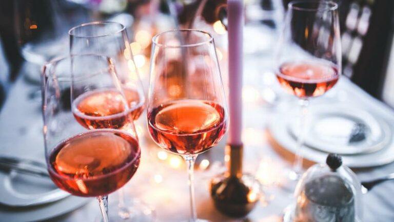 Zo maak je een spicy rosé, het (ietwat bizarre) drankje van deze zomer