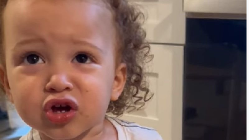 CUTE. Baby in extase nadat hij aan chocolade ruikt (video)
