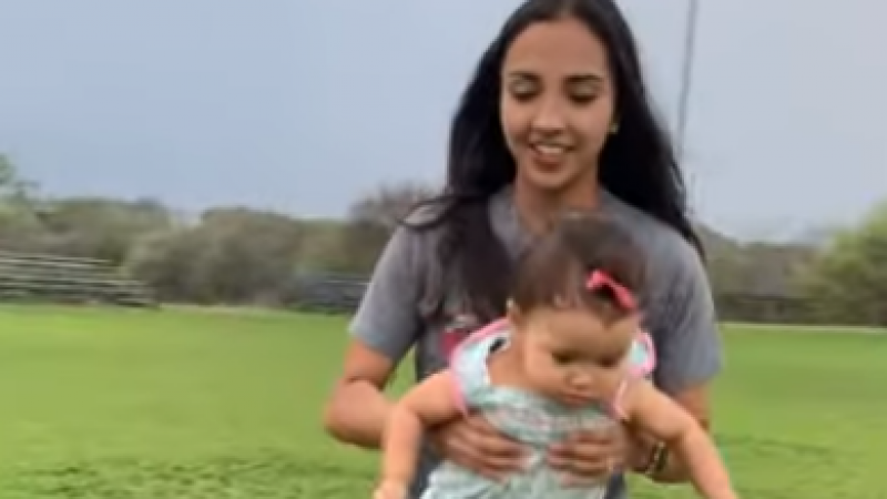 HILARISCH. Mama wil baby in gras zetten, maar dan gebeurt DIT