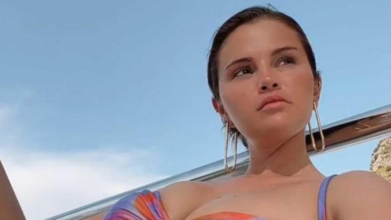 Selena Gomez oogst lof omdat ze buik niet intrekt tijdens selfie: «Bedankt om ‘echt’ te zijn!» (video)