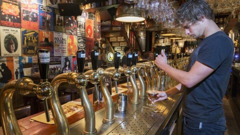 Hoeveel pintjes kunnen er in een vat? Caféfederatie trekt weer naar Raad van State over «misberekening»