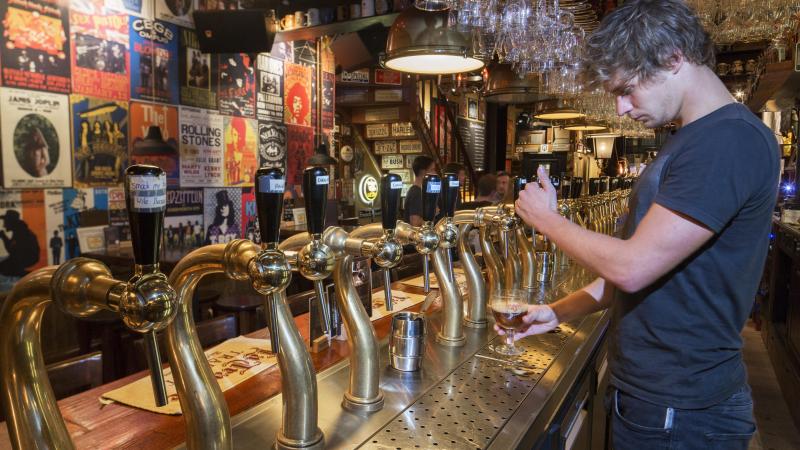 Hoeveel pintjes kunnen er in een vat? Caféfederatie trekt weer naar Raad van State over «misberekening»