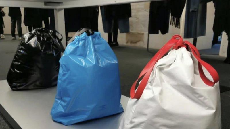 Omstreden Balenciaga vuilniszak eindelijk te koop… voor 1400 euro: «Is dit een sociaal experiment?»