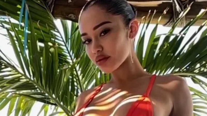 Model poseert in extreem diep uitgesneden badpak: «Ik voel de pijn aan haar achterwerk» (foto)