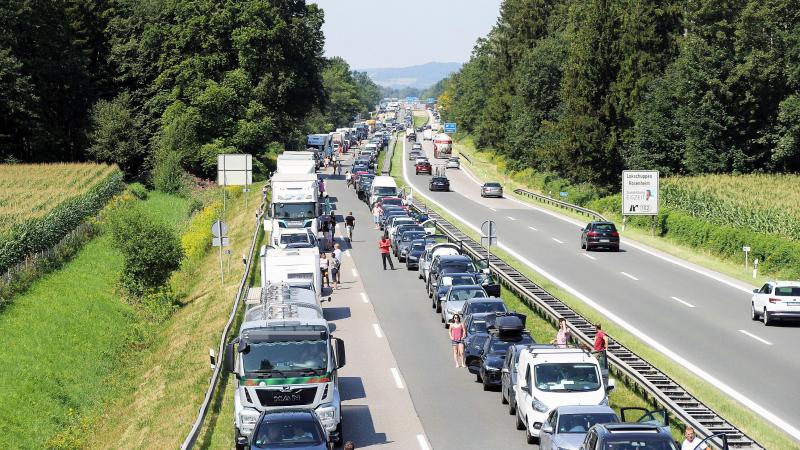 AWV herinnert autobestuurders aan verplichting om reddingsstrook te vormen bij file