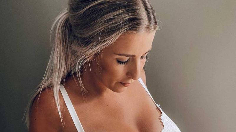 Hoogzwangere Laura uit ‘Blind Getrouwd’ deelt lingeriefoto: «40 weken en nog steeds niets»