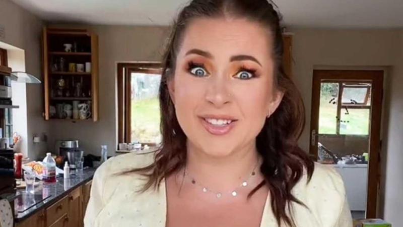 Vrouw heeft zo’n grote borsten dat haar kleedje openspringt: «Haha, zalig!» (video)