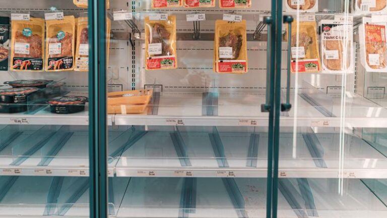 Waarom worden de schappen in de supermarkt leger en leger?