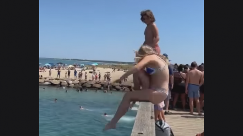 Gênant! Vrouw toont waarom je niet mag aarzelen als je van een hoogte wil springen (video)