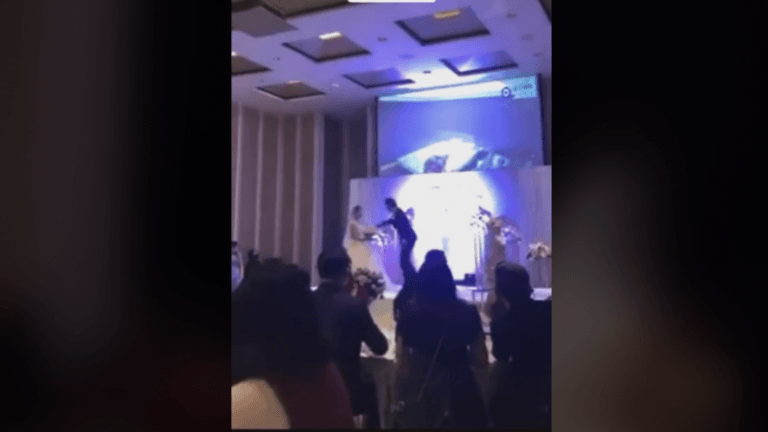 Trouwfeest loopt helemaal fout wanneer bruidegom video projecteert van overspel kersverse vrouw (video)