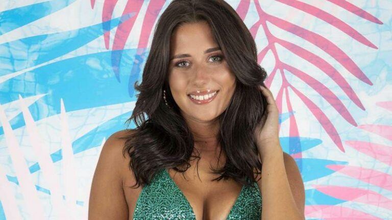 Raphaëlla uit ‘Love Island’ doet onthulling over gewelddadige jeugd: «Ze hielden mijn armen en benen vast»