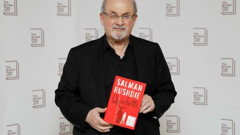 Schrijver Salman Rushdie neergestoken in staat New York