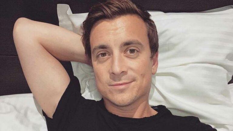 Niels Destadsbader verbaast volgers met kusfoto: «Vanmorgen wakker geworden met deze fijne vrouw»