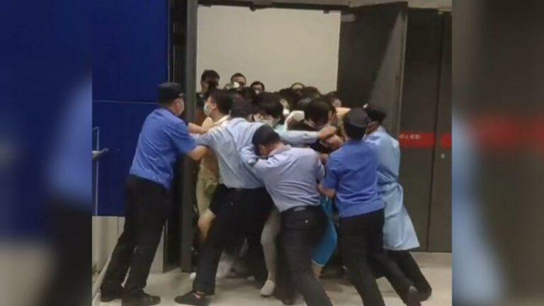 Hallucinant: Chinezen proberen Ikea te ontvluchten nadat winkel plots in coronalockdown moet (video)