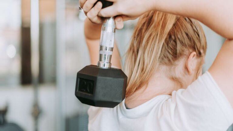 Buurman vraagt vrouw om te stoppen met workouts in de tuin: «Het klinkt te erotisch»