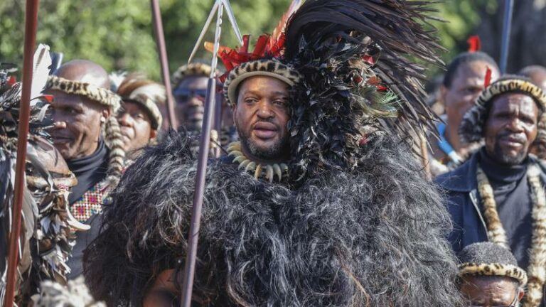 IN BEELD. Nieuwe Zoeloekoning gekroond in Zuid-Afrika