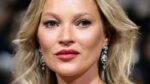 Kate Moss poseert poedelnaakt in promofilmpje: «Ik wou dat mijn achterwerk er zo goed uitzag»