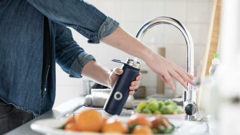 Helft van de Belgen neemt een herbruikbare drinkfles mee op vakantie