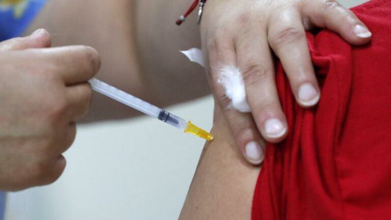 Brussels gewest start nieuwe sensibilisatie- en vaccinatiecampagne: «De pandemie is niet voorbij»