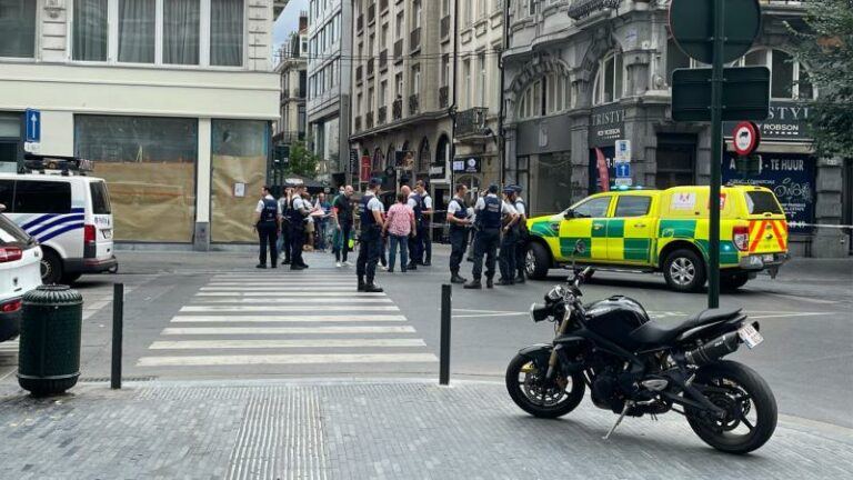 Bestelwagen rijdt in op terras in Brussel: meerdere gewonden