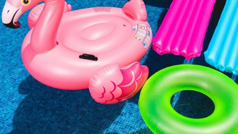 OEPS. Pool party loopt uit de hand met opblaasfiguurtjes (video)