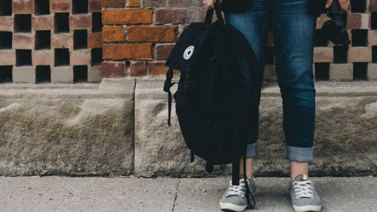 BACK TO SCHOOL. Hoe maak je je schooltas lichter?