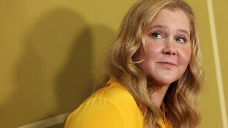Amy Schumer lijdt aan ‘trichotillomanie’: Wat is de aandoening waardoor je jouw haar uittrekt?