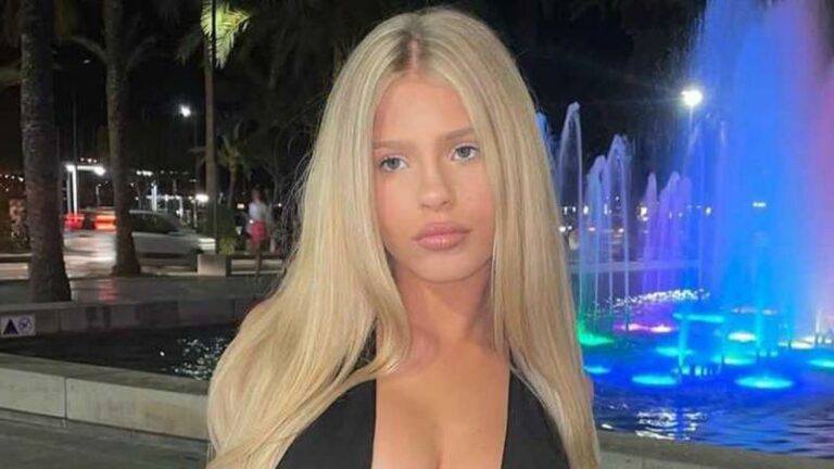 Galajurk van model zorgt voor verbazing: «Waar is de rest van het kleedje?» (foto)