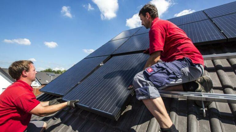Mega rekent eigenaars zonnepanelen met terugdraaiende teller plots meer dan 700 euro extra aan