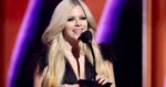 Zangeres Avril Lavigne poseert in pikante outfit: “Adembenemend!” (foto’s)