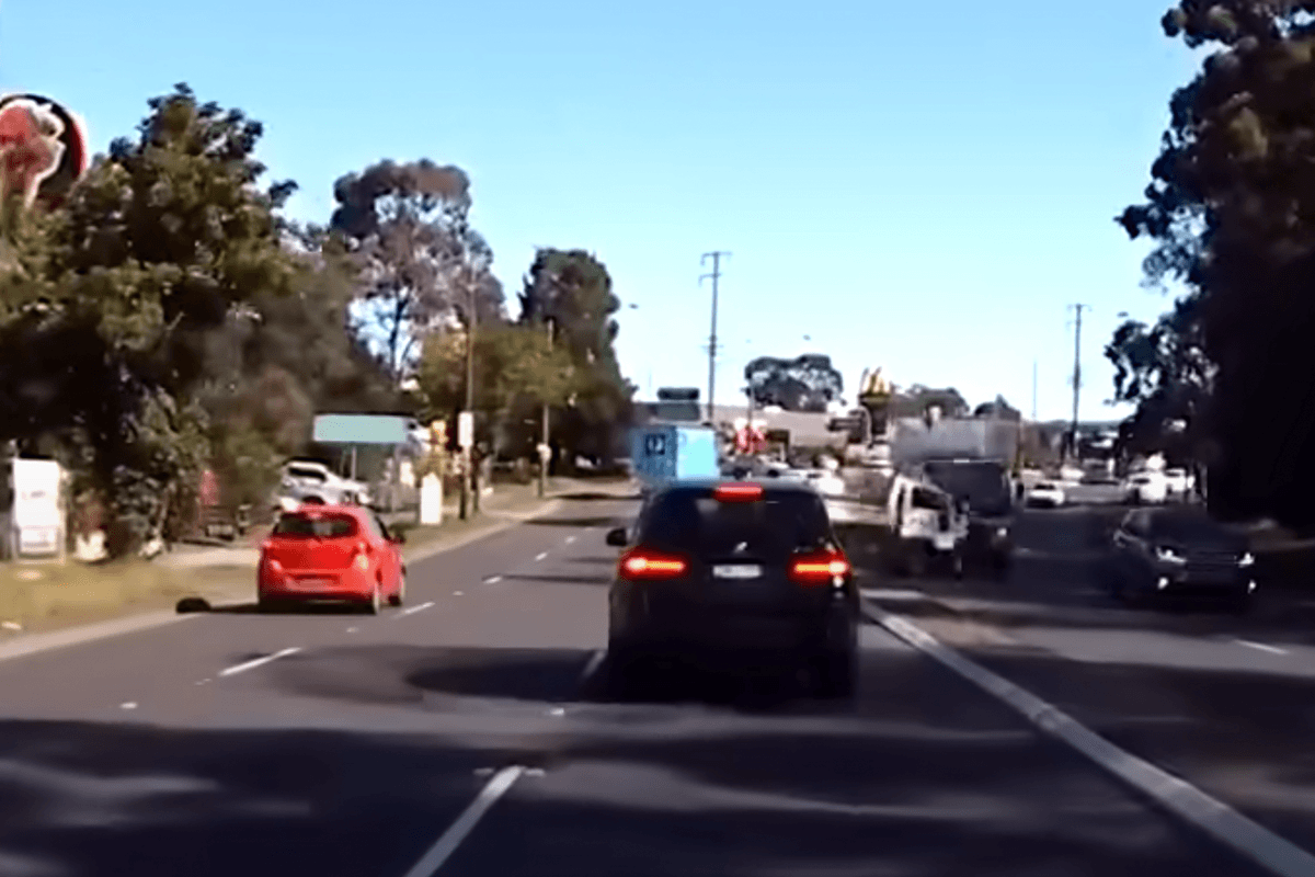 Vrachtwagenchauffeur overleeft horrorcrash: “Dit is één van de meest intense ongelukken die ik ooit heb gezien” (video)