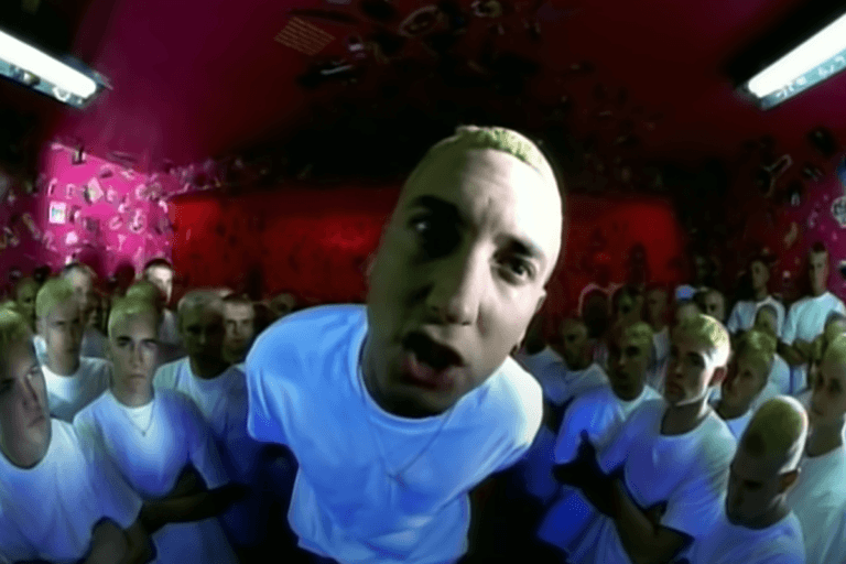 Fans van Eminem geloven dat de wereldberoemde rapper gestorven en gekloond is (video)