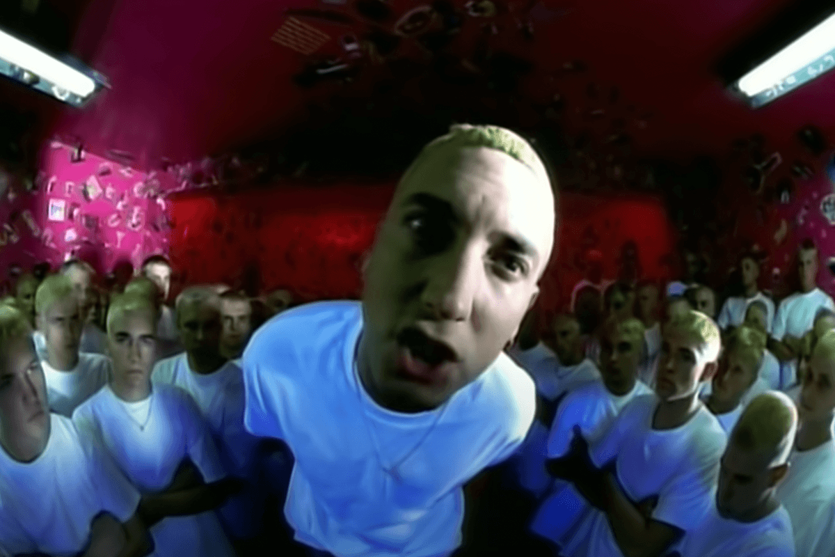 Fans van Eminem geloven dat de wereldberoemde rapper gestorven en gekloond is (video)