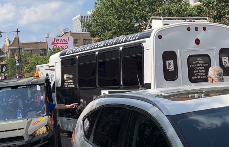 Feestbus ramt maar liefst 13 wagens in stadscentrum: “Gelukkig gebruikt hij aan eind nog zijn richtingaanwijzer…” (video)